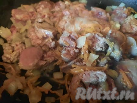 К обжаренным овощам добавить куриную печень, соль и специи по вкусу. Обжарить печёнку на среднем огне до изменения цвета, периодически помешивая.