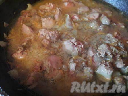В сковороду с рисом, овощами и куриной печенью влить 2 стакана кипячёной воды, накрыть крышкой, дать воде закипеть, а затем томить на медленном огне 20 минут (до готовности риса и полного испарения жидкости), снять с огня и дать настояться минут 10. Если надо, досолить блюдо по вкусу.