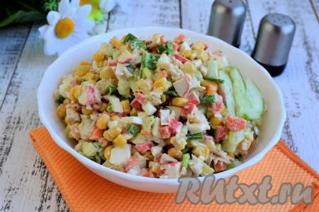Салат с курицей, крабовыми палочками и кукурузой