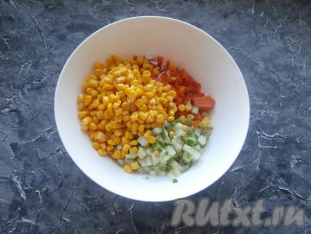 Сюда же добавить консервированную кукурузу, нарезанные кубиками свежий огурец и отварную морковь.