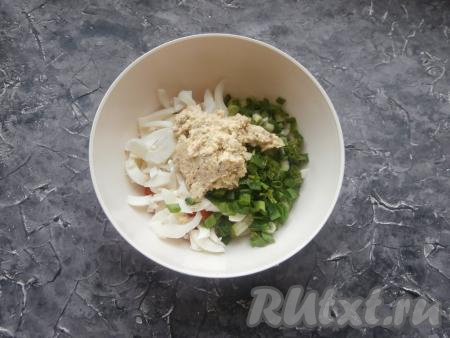 Добавить получившуюся заправку в салат.