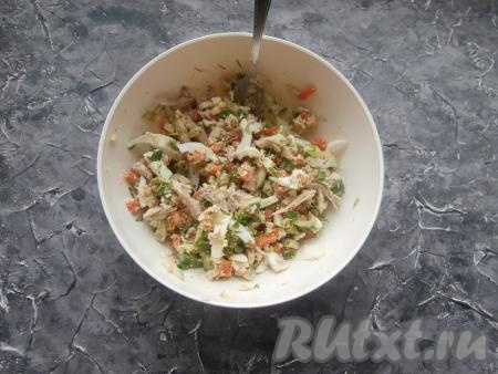 Салатик посолить и тщательно перемешать все ингредиенты.