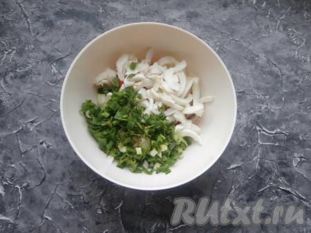 Яйца разделить на желтки и белки. Белки нарезать длинными кусочками и добавить вместе с измельчённой зеленью в салат из огурца, куриного мяса и морковки.