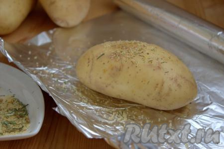 Картофель хорошо вымыть, не очищая от кожуры. В нескольких местах на поверхности каждой картошины сделать проколы вилкой и натереть со всех сторон солью и любимыми специями (я использовала сванскую соль).