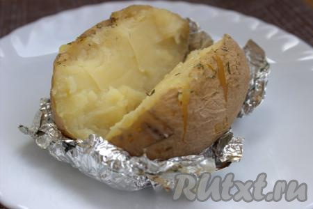 Форму с готовой запечённой картошкой достать из духовки, развернуть фольгу и аккуратно разрезать каждую картофелину вдоль, немного не дорезая до конца. Затем размять немного мякоть вилкой (можно слегка подсолить). Я подавала картошку в фольге, но если кому-то не нравится, можно убрать фольгу.