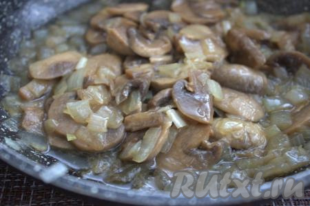 Когда лук станет достаточно мягким, выложить к нему промытые в проточной воде и нарезанные на пластины шампиньоны (или нарезанные вешенки, или предварительно отваренные лесные грибы). Жарить грибы с луком на среднем огне, не забывая помешивать (примерно, минут 13-15).