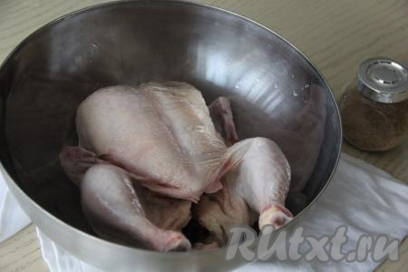 Курицу промыть и обсушить бумажным полотенцем.