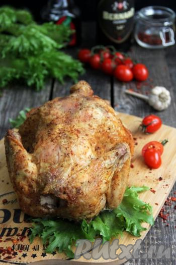 Аппетитную, нежную, сочную курицу, запечённую на соли в духовке, переложить на тарелку и подать к столу в горячем виде, дополнив гарниром.