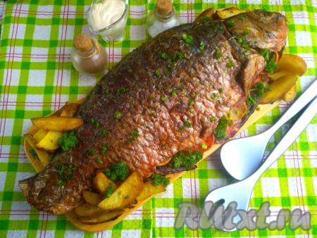 Карп, запечённый целиком с картошкой в духовке