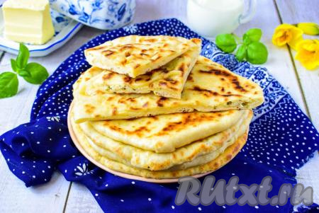 Лепёшки на кефире с творогом и зеленью на сковороде