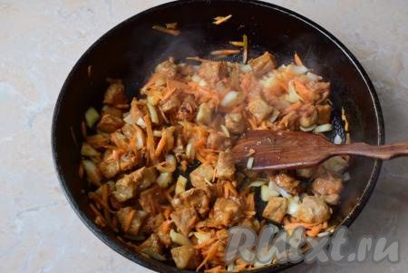 Когда кусочки свинины покроются румяной корочкой, выложите к ним морковку с луком и обжаривайте 3-5 минут, добавьте специи и немного соли. Не забывайте периодически перемешивать в процессе обжаривания овощи с мясом, чтобы они не подгорели.