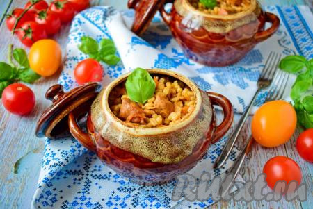 Перловка со свининой в горшочках