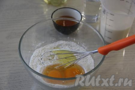 Добавить яйца и перемешать венчиком.