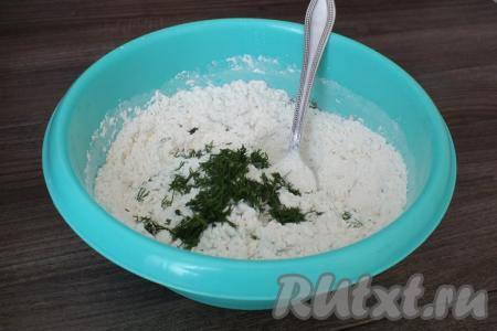К смеси муки и соли добавьте нарезанную зелень, предварительно отложив пару щепоток зелени для посыпки фокаччи перед выпечкой.