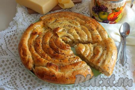 Пирог "Улитка" из слоёного теста с сыром