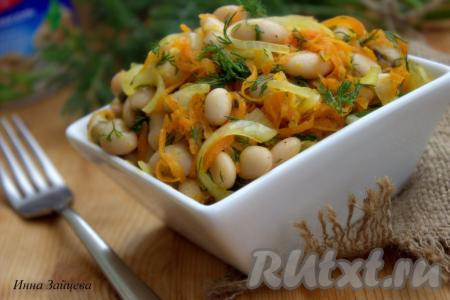 Салат из фасоли с жареной морковью и луком