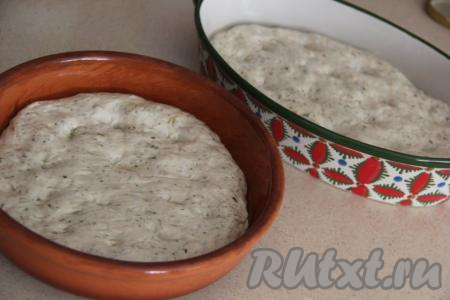 Руки смазать маслом и, разделив тесто на 2 части, выложить в формы. Равномерно распределить в формах. Оставить тесто в формах на 35 минут.