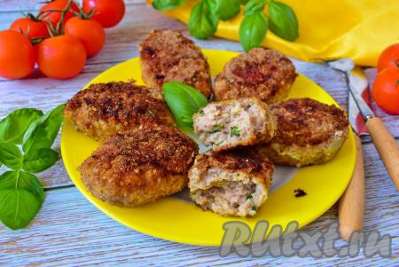 Готовые котлеты хорошо подрумянятся и будут очень вкусными, сочными, подавайте их к столу, дополнив любым гарниром. Нежные, аппетитные котлеты из фарша индейки с сыром, наверняка, понравятся всем членам вашей семьи!