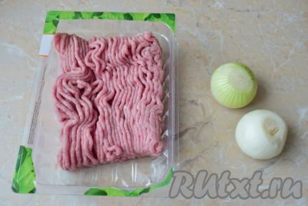 Фарш для котлет можно приготовить, перекрутив мясо индейки на мясорубке, или купить уже готовый фарш в магазине. Очистите луковицы и ополосните водой, а затем мелко нарежьте.