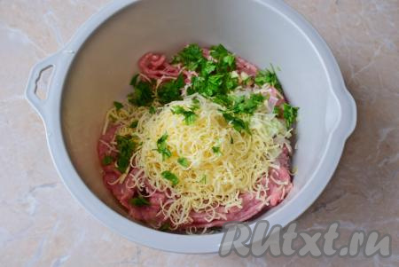 Добавьте сыр и чеснок, натёртые на мелкой тёрке, и мелко нарезанную зелень петрушки.