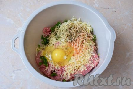 Затем вбейте сырое яйцо, посолите и добавьте специи по вкусу. Можно ещё положить немного сушёных трав.