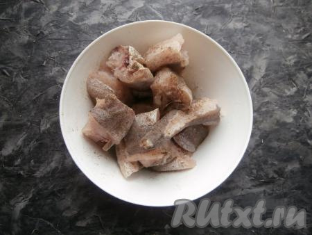 Кусочки хека посолить и поперчить по вкусу.