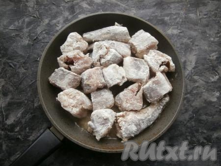 Обвалять каждый кусок рыбы в муке и выложить в разогретую с 3 столовыми ложками растительного масла сковороду.