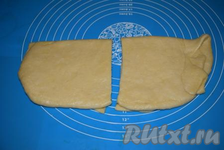 Разрезаем пласт на 2 равные части (будем делать 2 хачапури) и отправляем тесто в морозилку на 15-20 минут.