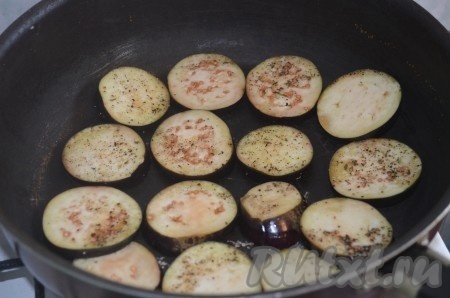 Обжарить баклажаны на сухой разогретой сковороде с двух сторон до золотистого цвета.

