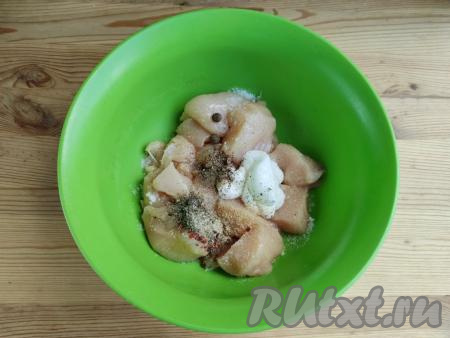 Выложить подготовленное мясо в миску, добавить соль, специи, молотый чёрный перец и 1 столовую ложку сметаны.