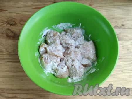 Перемешать кусочки куриного филе со специями и сметаной, оставить для маринования на 20-30 минут при комнатной температуре.