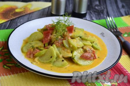 Кабачки, тушёные с помидорами в сметане