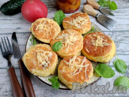 Сырники с сыром и творогом на сковороде