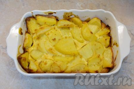 Готовый картофель станет мягким и слегка подрумяненным. Извлеките его из духовки и подавайте к столу. По желанию, можно добавить немного свежей зелени!