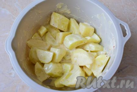 Нарезанный картофель выложите в смесь майонеза, яйца и чеснока, хорошо перемешайте, чтобы чесночно-майонезный соус полностью покрыл кусочки картошки со всех сторон.