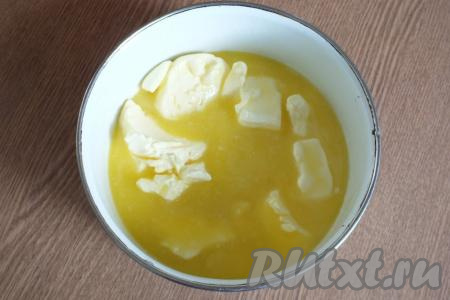 Сливочное масло слегка растопите, но не до конца (как на фото), отставьте в сторону. 