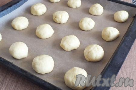 Тесто разделите на 16 кусочков (вес каждого кусочка около 30 грамм). Скатайте кусочки теста в шарики и выложите на расстоянии друг от друга на противень, застеленный пекарской бумагой. 