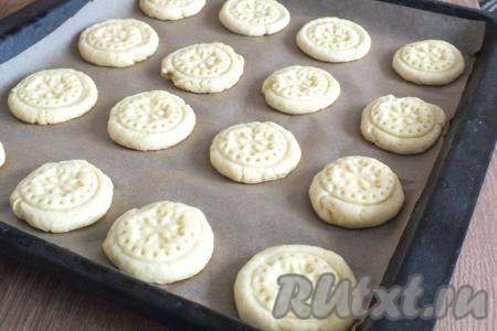 Будущему печенью можно придать рельеф (я сделала рельеф с помощью штампа для нанесения рисунка на печенье). Противень с заготовками поставьте в разогретую до 180 градусов духовку на 15-20 минут.