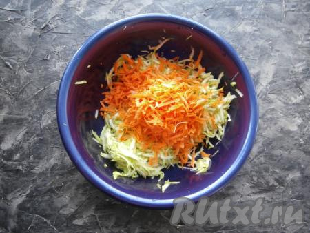 Для приготовления кабачковых оладий желательно брать молоденькие кабачки с мелкими семечками и тонкой кожурой. Если же кожура у кабачка жестковата, её лучше срезать. Кабачки натереть на крупной тёрке, если сочные - отжать. Добавить натёртую на той же тёрке очищенную морковку.