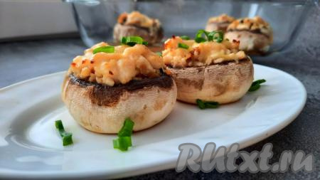 Шампиньоны, фаршированные курицей и сыром в духовке