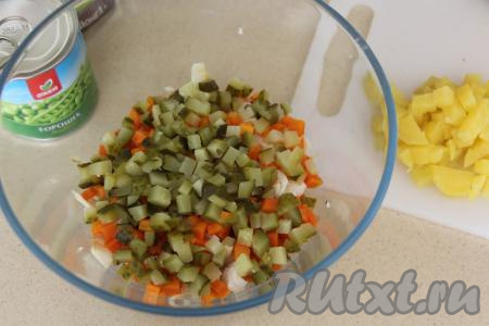 Сюда же выложить маринованные огурчики, нарезанные на кубики.