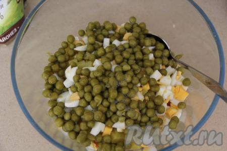 В салат из копчёной трески с овощами и яйцами добавить зелёный горошек без жидкости, перемешать.