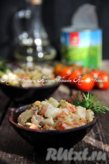 Сытный, очень вкусный, нежный салат, приготовленный из трески горячего копчения с картофелем, подать к столу. Это ароматное, аппетитное блюдо прекрасно впишется и в праздничное, и в повседневное меню.