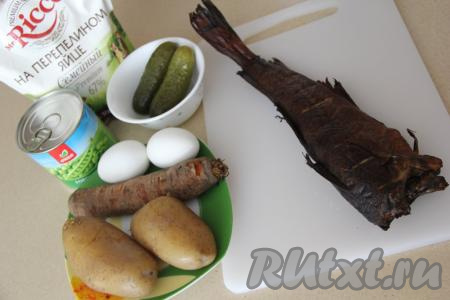 Подготовить продукты для приготовления салата из трески горячего копчения с картофелем. Яйца, картошку и морковь предварительно сварить до готовности (на варку картошки с морковкой в кожуре потребуется минут 25-30 с начала кипения воды, готовые корнеплоды должны легко прокалываться вилкой, а на отваривание яиц понадобится с начала кипения воды минут 8-10), остудить и очистить.