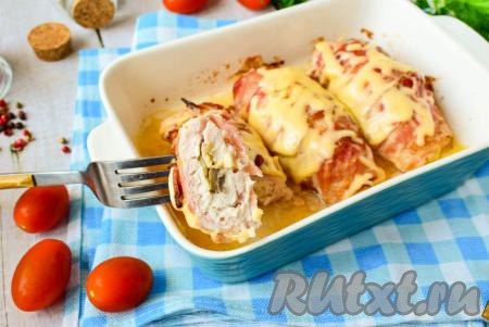 Куриные рулетики в беконе с грибами в духовке