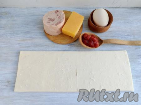 Подготовить продукты для приготовления слоек с колбасой и сыром.