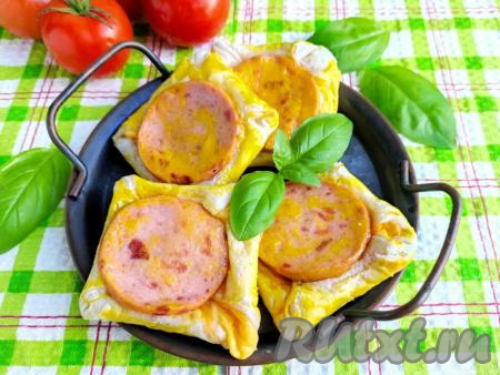 Слойки с колбасой и сыром