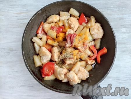 Ввести томатную пасту, всыпать специи (имбирь, куркуму и хмели-сунели), перемешать.