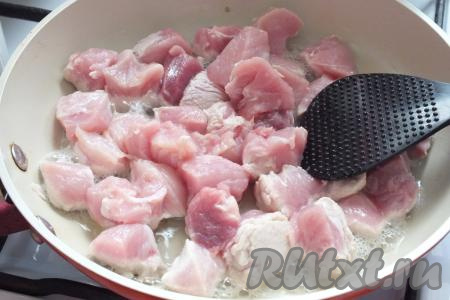 В сковороде очень хорошо разогрейте растительное масло, выложите кусочки свинины и обжаривайте их на среднем огне, иногда помешивая, в течение 10-12 минут (до румяной корочки).