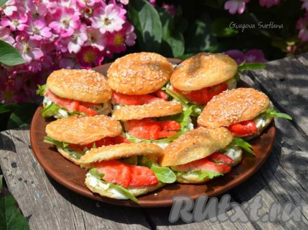 Закуска из слоёного теста с начинкой на праздничный стол